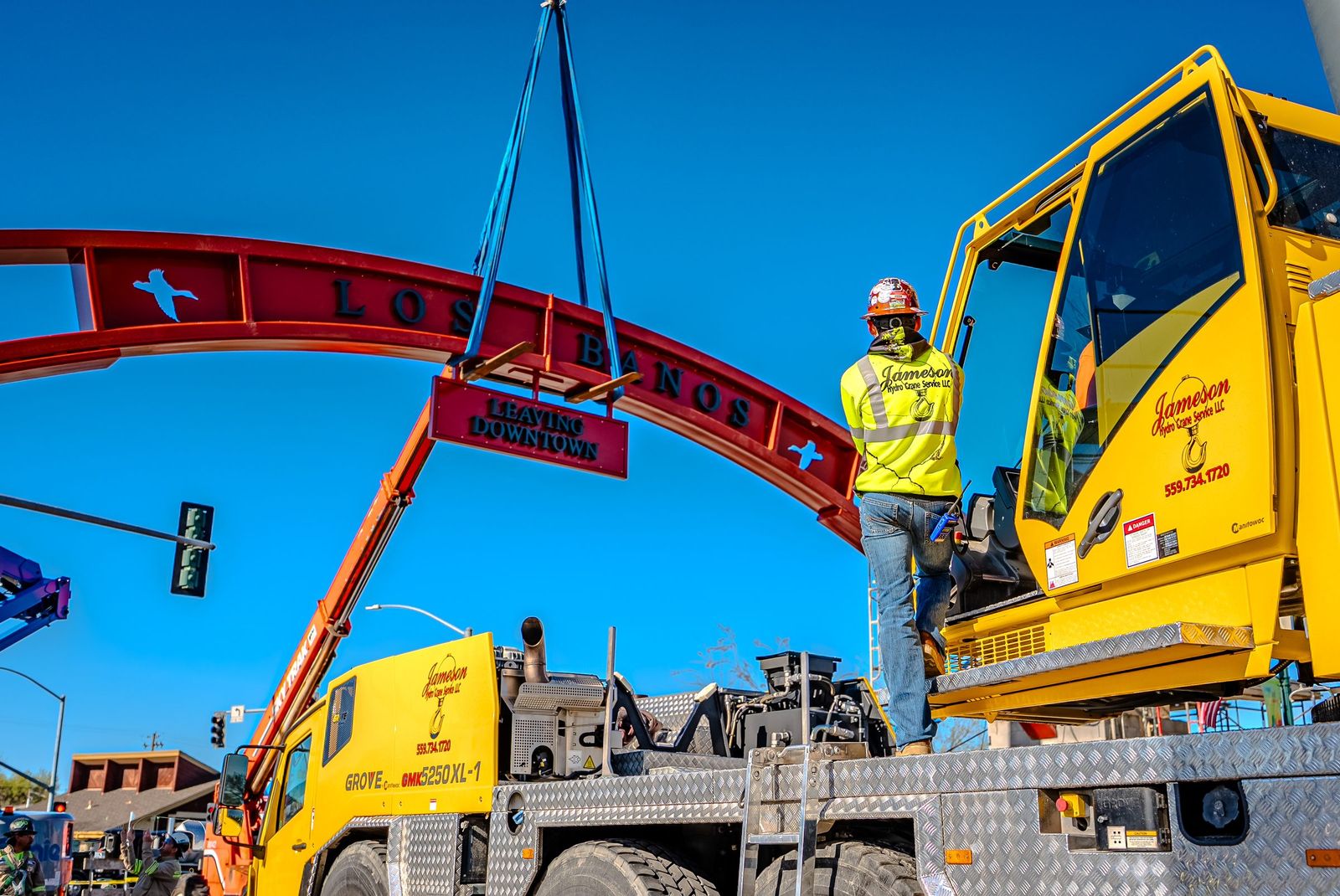 Lifting the downtown arch into place — City of Los Banos