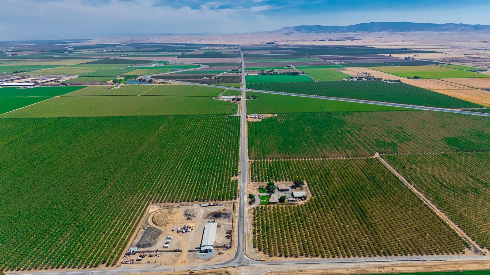 Farm road to the mountains — City of Los Banos