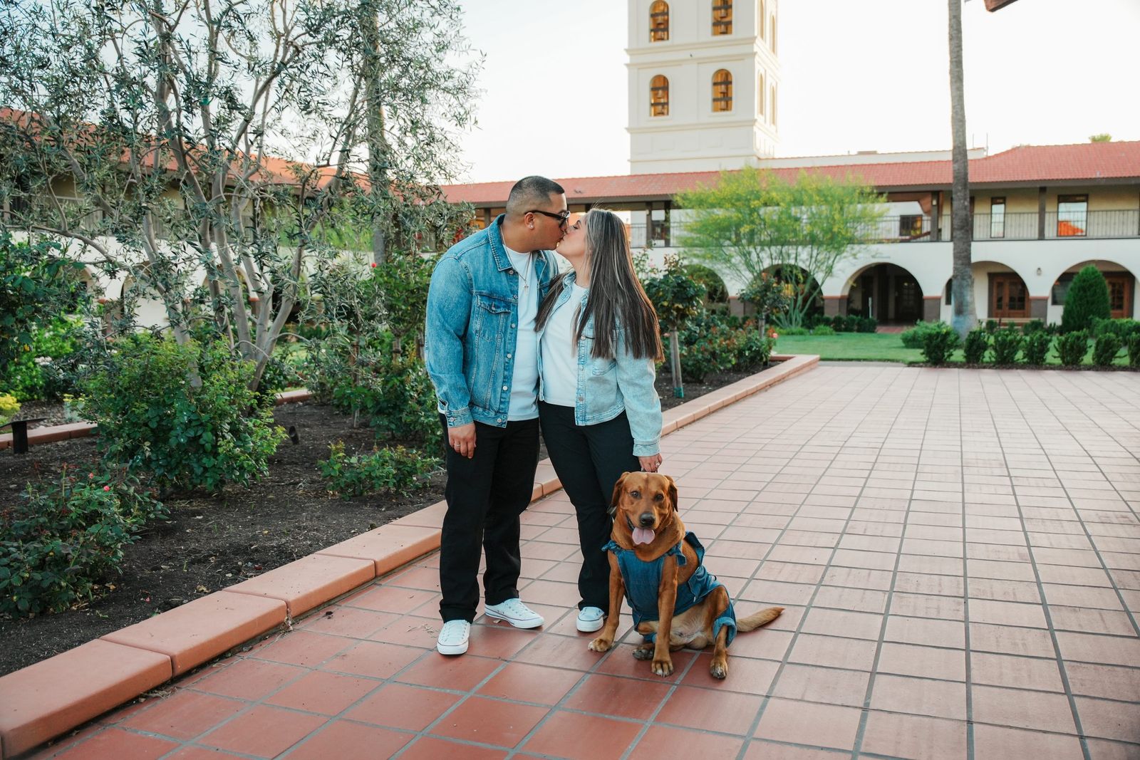 Couple and dog in the courtyard — Hotel Mission de Oro