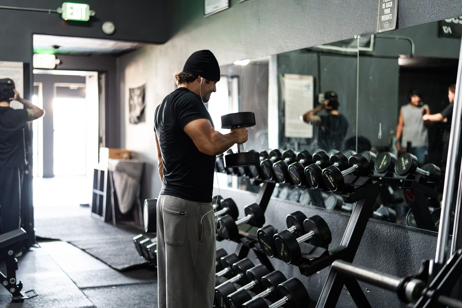Curls at the dumbbell rack — Fitness