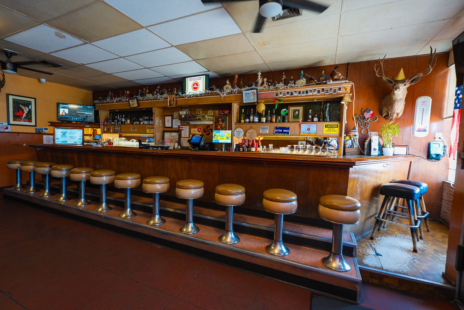 Classic bar and stools — Wool Growers Restaurant